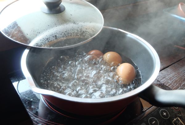 boiling eggs with baking soda in pot