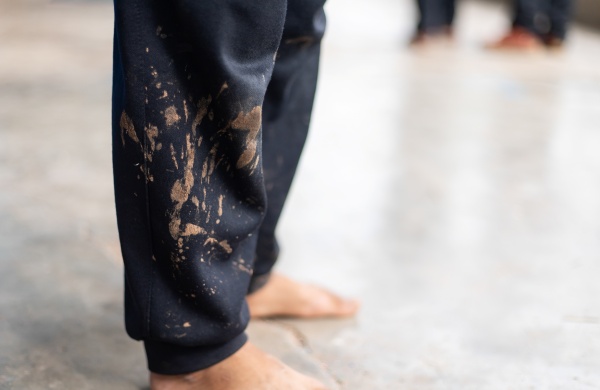 How to Get Mud Stains Out of Clothes | ARM & HAMMER™