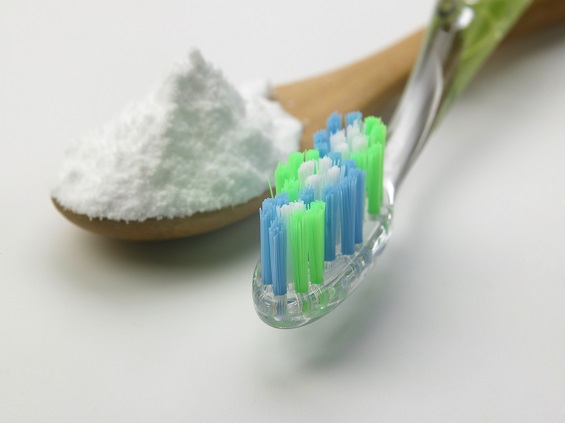 Villain bodsøvelser kursiv How to Help Whiten Teeth with Baking Soda | Arm & Hammer
