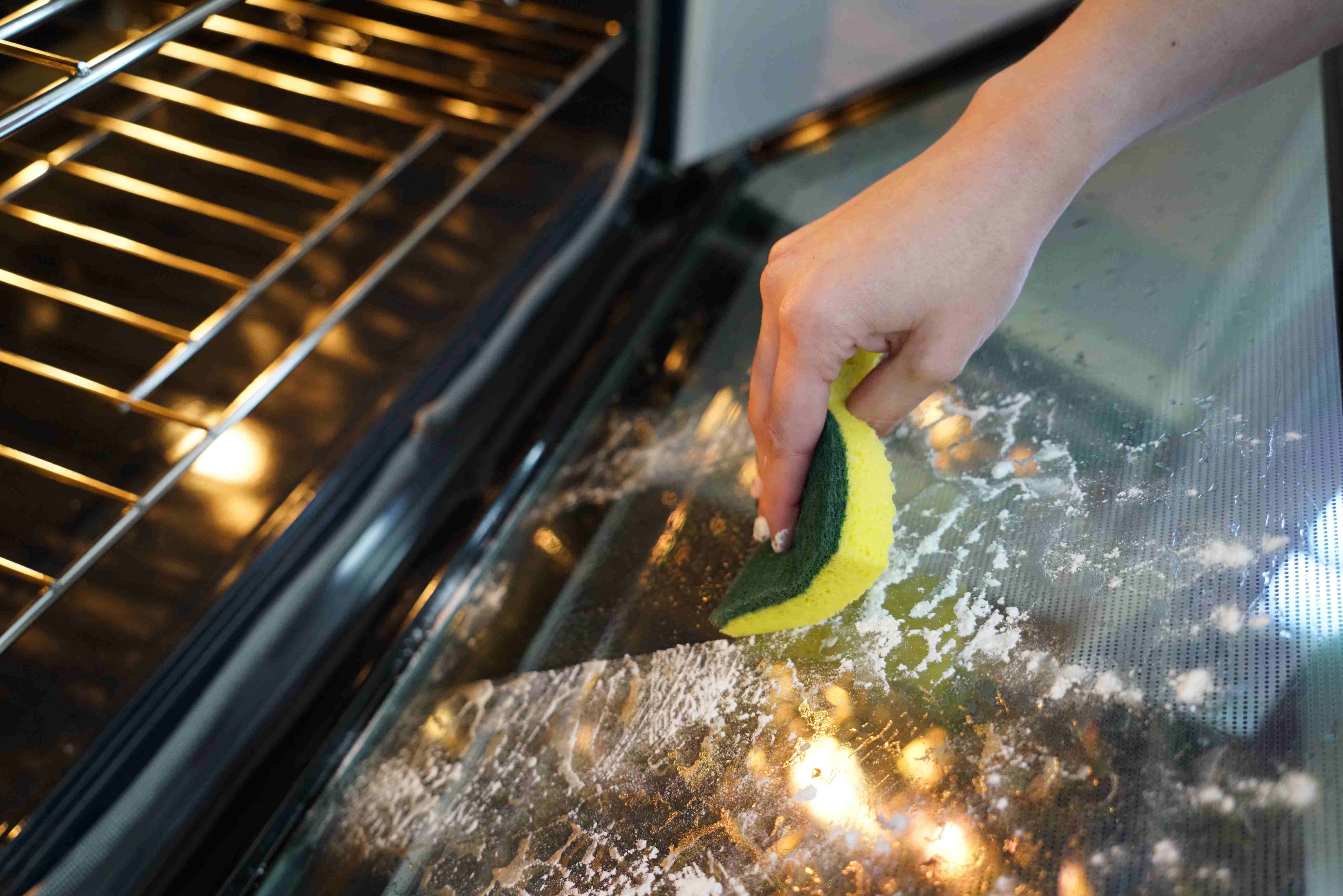 Using Oven Cleaner to Clean Baking Sheets - Review