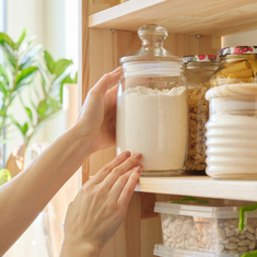 How to freshen pantry with baking soda.